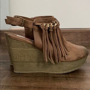 Fringe wedge clogs